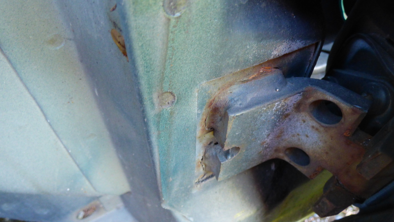 You can see the welds on the bottom hinge were starting to split as well.